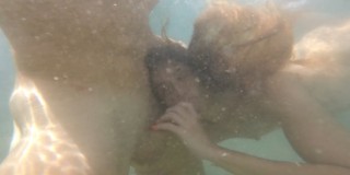 Moje sexy přítelkyně dostane chuť na mrdačku v moři - freevideo
