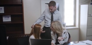 Sekretářka zaučuje brigádnici, jak to chodí u nich ve firmě - freevideo