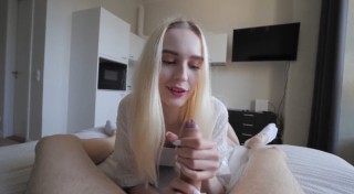 Hubená blondýnka rajtuje na milenci - freevideo