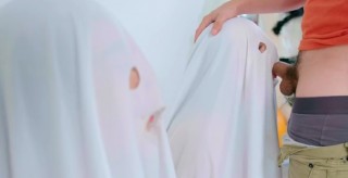 Halloweensk trojka se sexy brunetkami - freevideo